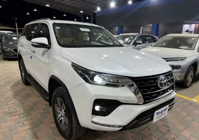 مستعملة Toyota Fortuner فيس ليفت الثاني, 4.0 l, 2023 في في المملكة العربية السعودية, جدة من معرض الأسطورة الحديث للسيارات، اللون أبيض. أخرى | AUTO.AE | إعلان #277739