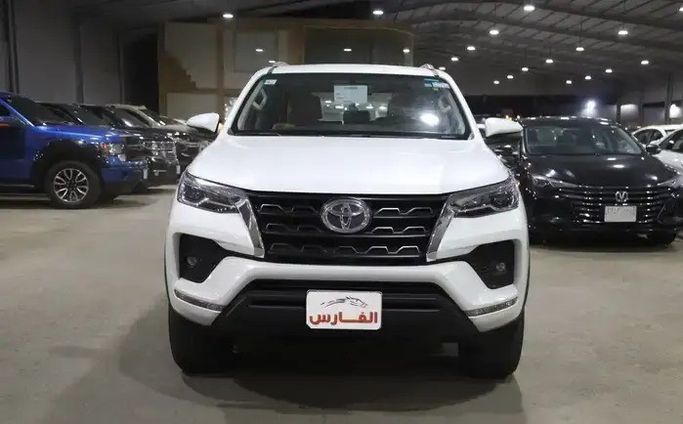 Подержанный Toyota Fortuner II Рестайлинг, 4.0 л, 2023 в Саудовская Аравия, Джидда от Al Faris معرض الفارس المتجدد للسيارات Белый цвет.  | AUTO.AE | Объявление #278421