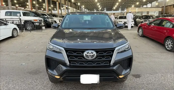 Подержанный ⁦Toyota Fortuner II Рестайлинг, 2.7 л, 2024⁩ в Саудовская Аравия, Джидда от Al Awarif Al Mumayaz Cars معرض العوارف المميز للسيارات Серый цвет. GCC | AUTO.AE | Объявление #290498