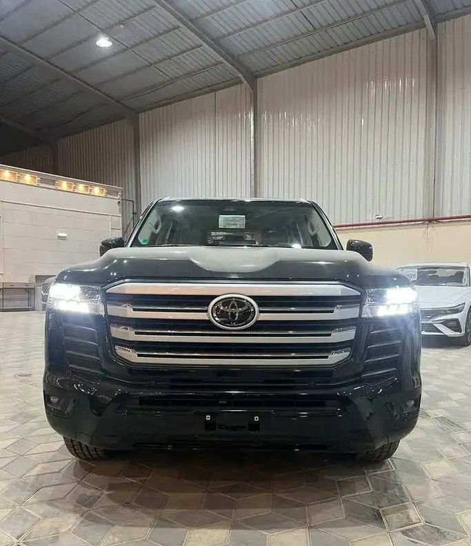 جديدة Toyota Land Cruiser السلسلة 300, 4.0 l, 2026 في في المملكة العربية السعودية, جدة من Khiyarak Al Mumayaz  معرض خيارك المميز للسيارات، اللون أسود. مواصفات الخليج | AUTO.AE | إعلان #252726