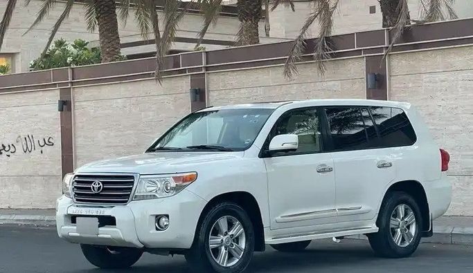 Подержанный Toyota Land Cruiser 200 Series Рестайлинг 1, 5.7 л, 2013 в Саудовская Аравия, Джидда от Asalat Jeddah Cars معرض اصالة جدة للسيارات Белый цвет.  | AUTO.AE | Объявление #279116