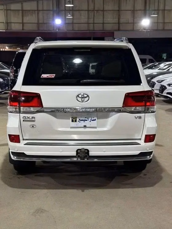 Подержанный Toyota Land Cruiser 200 Series Рестайлинг 2, 5.7 л, 2021 в Саудовская Аравия, Джидда от Manarat Al Tayseer شركة منارة التيسير Белый цвет.  | AUTO.AE | Объявление #295501 — фото 4 из 17