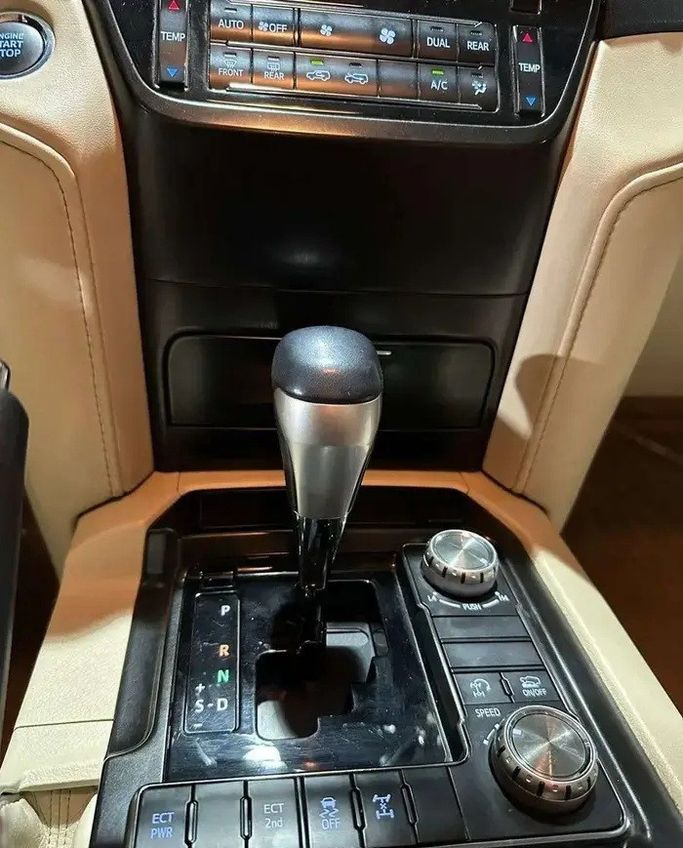 Подержанный Toyota Land Cruiser 200 Series Рестайлинг 2, 5.7 л, 2021 в Саудовская Аравия, Джидда от Manarat Al Tayseer شركة منارة التيسير Белый цвет.  | AUTO.AE | Объявление #295501 — фото 12 из 17