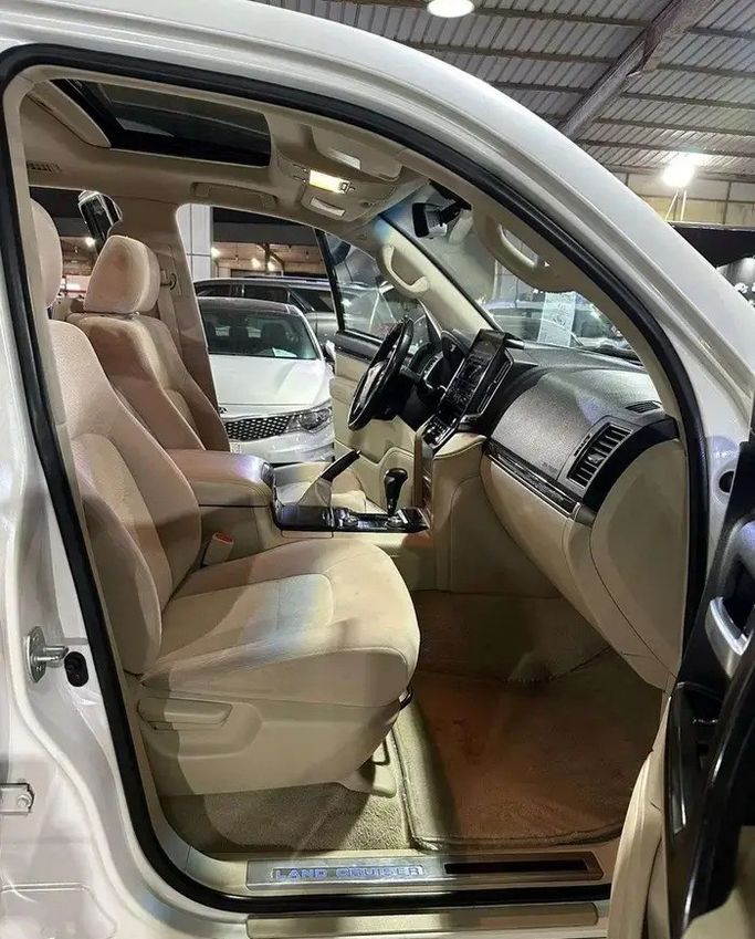 Подержанный Toyota Land Cruiser 200 Series Рестайлинг 2, 5.7 л, 2021 в Саудовская Аравия, Джидда от Manarat Al Tayseer شركة منارة التيسير Белый цвет.  | AUTO.AE | Объявление #295501 — фото 15 из 17