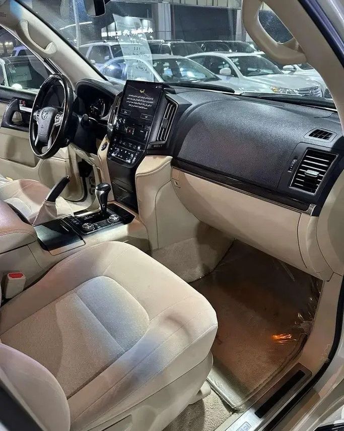 Подержанный Toyota Land Cruiser 200 Series Рестайлинг 2, 5.7 л, 2021 в Саудовская Аравия, Джидда от Manarat Al Tayseer شركة منارة التيسير Белый цвет.  | AUTO.AE | Объявление #295501 — фото 16 из 17