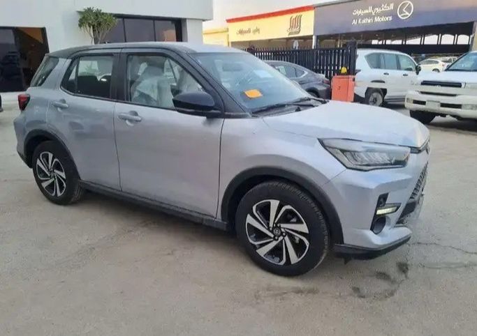 Новый Toyota Raize I, 1.0 л, 2026 в Саудовская Аравия, Джидда от Aloudh Motors Серебристый цвет. GCC | AUTO.AE | Объявление #274100