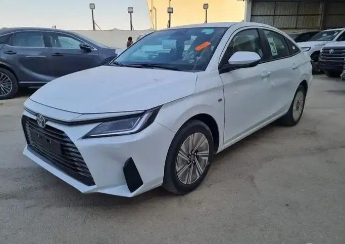 Новый Toyota Yaris IV (AC100), 1.3 л, 2026 в Саудовская Аравия, Джидда от Aloudh Motors Белый цвет. GCC | AUTO.AE | Объявление #274048