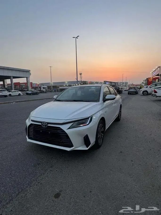 Новый Toyota Yaris IV (AC100), 1.3 л, 2026 в Саудовская Аравия, Джидда от Al Obour شركة العبور المطور للسيارات  Белый цвет.  | AUTO.AE | Объявление #278268