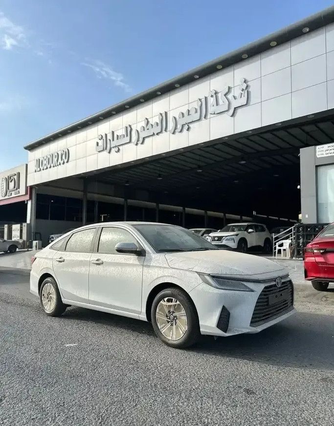 Новый ⁦Toyota Yaris IV (AC100), 1.3 л, 2026⁩ в Саудовская Аравия, Джидда от Al Obour شركة العبور المطور للسيارات  Белый цвет.  | AUTO.AE | Объявление #278811