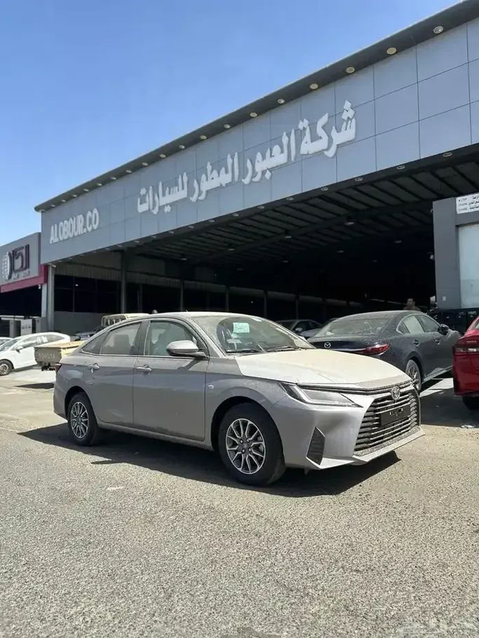 Новый Toyota Yaris IV (AC100), 1.3 л, 2026 в Саудовская Аравия, Джидда от Al Obour شركة العبور المطور للسيارات  Серебристый цвет.  | AUTO.AE | Объявление #278819