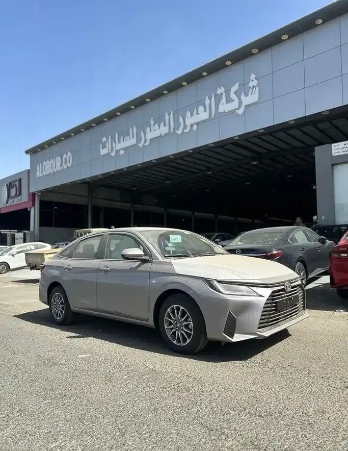 Новый ⁦Toyota Yaris IV (AC100), 1.3 л, 2026⁩ в Саудовская Аравия, Джидда от Al Obour شركة العبور المطور للسيارات  Серебристый цвет.  | AUTO.AE | Объявление #278819