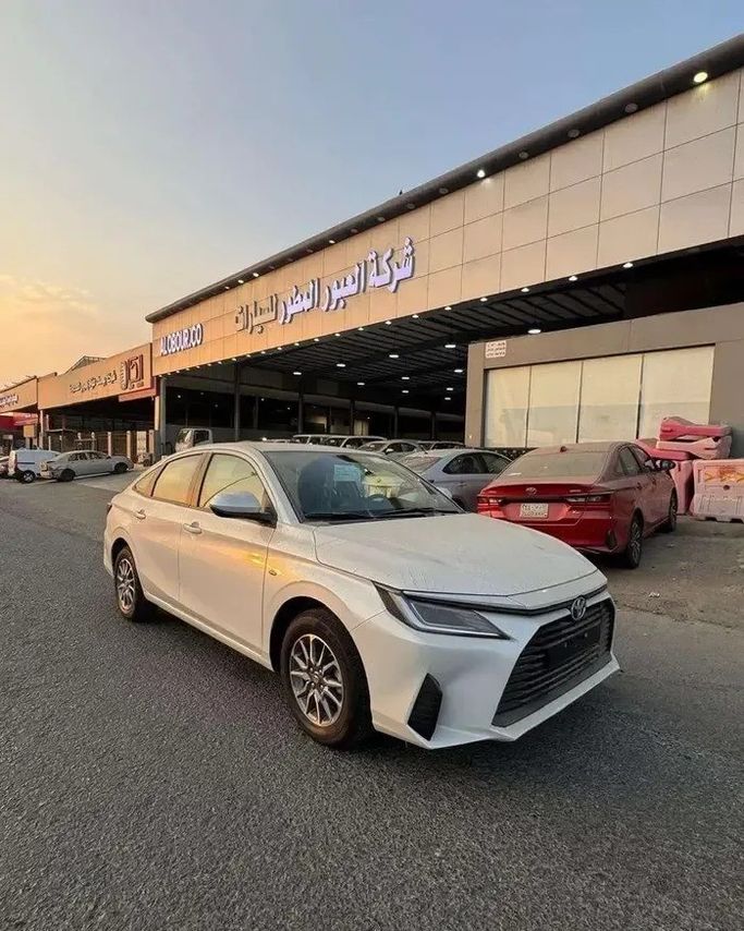 Новый ⁦Toyota Yaris IV (AC100), 1.3 л, 2026⁩ в Саудовская Аравия, Джидда от Al Obour شركة العبور المطور للسيارات  Белый цвет.  | AUTO.AE | Объявление #286595