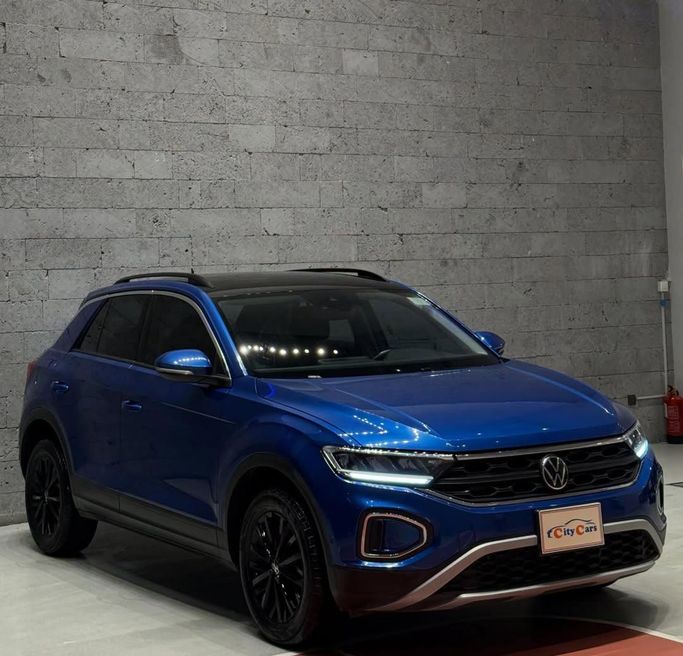 Подержанный Volkswagen T-Roc I Рестайлинг, 1.5 л, 2024 в Саудовская Аравия, Джидда от CIty Cars Синий цвет. GCC | AUTO.AE