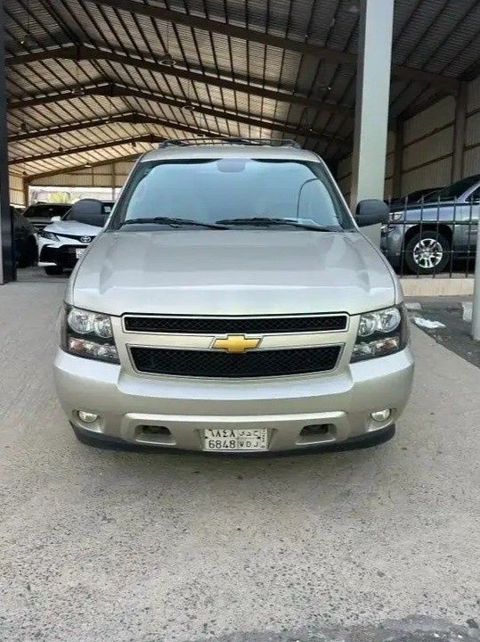 Used ⁦Chevrolet Suburban XI, 5.3 l, 2014⁩ in Saudi Arabia, Khamis Mushait by معرض الوتيد للسيارات, Silver color.  | AUTO.AE | Listing #287034