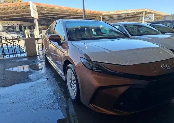 Новый ⁦Toyota Camry IX (XV80), 2.5 л, 2025⁩ в Саудовская Аравия, Хамис Мушаит от معرض سعيد ظافر القحطاني Бронзовый цвет.  | AUTO.AE | Объявление #283831