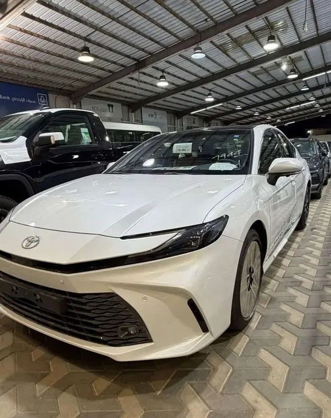 Новый ⁦Toyota Camry IX (XV80), 2.5 л, 2026⁩ в Саудовская Аравия, Хамис Мушаит от Naif Cars شركة نايف للسيارات Белый цвет.  | AUTO.AE | Объявление #283913