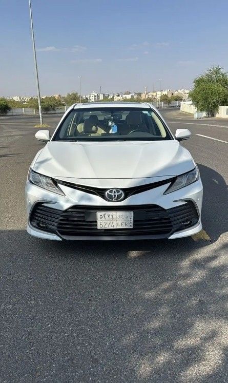 Подержанный ⁦Toyota Camry VIII (XV70) Рестайлинг, 2.5 л, 2024⁩ в Саудовская Аравия, Хамис Мушаит от معرض سروات للسيارات Белый цвет.  | AUTO.AE | Объявление #286489
