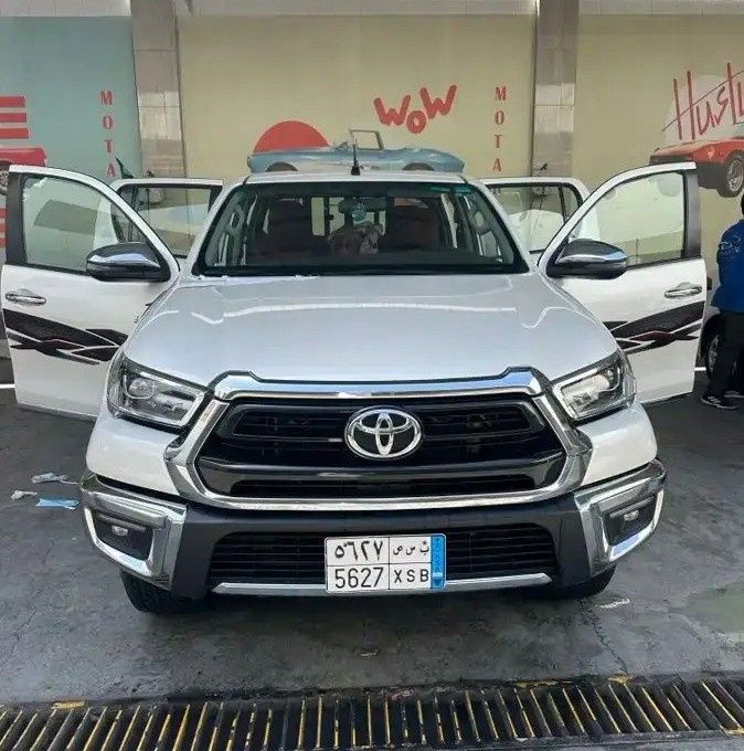 مستعملة ⁦Toyota Hilux ثامناً، 2.7 l، 2022⁩ في في المملكة العربية السعودية, خميس مشيط من معرض الوتيد للسيارات، اللون أبيض.  | AUTO.AE | إعلان #287031