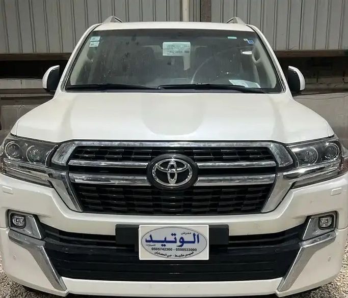 Used ⁦Toyota Land Cruiser 200 Series Facelift 2, 4.0 l, 2021⁩ in Saudi Arabia, Khamis Mushait by معرض الوتيد للسيارات, White color.  | AUTO.AE | Listing #287020