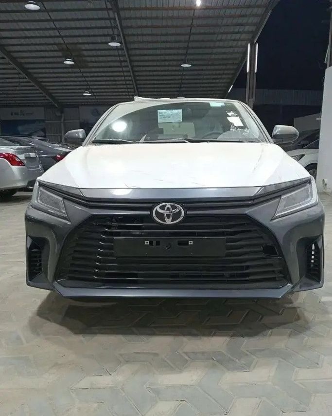 Новый ⁦Toyota Yaris IV (AC100), 1.3 л, 2026⁩ в Саудовская Аравия, Хамис Мушаит от Naif Cars شركة نايف للسيارات Серый цвет.  | AUTO.AE | Объявление #283887