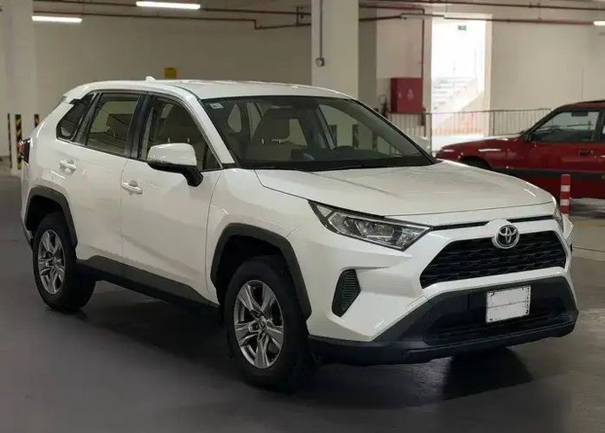 Подержанный Toyota RAV4 V (XA50), 2.0 л, 2022 в Саудовская Аравия, Хобар от معرض المركبة الذهبية للسيارات Белый цвет. Other | AUTO.AE | Объявление #275141