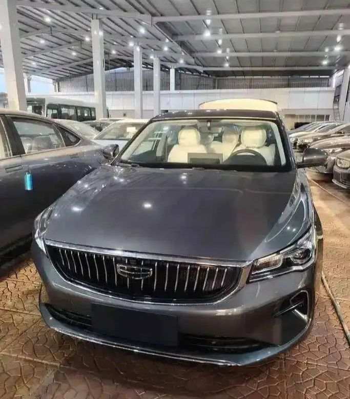 Новый Geely Emgrand III (SS21), 1.5 л, 2025 в Саудовская Аравия, Мекка от Rowad Al Eatemad رواد الإعتماد للسيارات Серый цвет.  | AUTO.AE | Объявление #270991