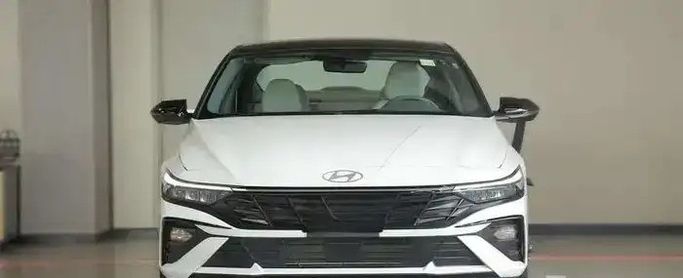 جديدة Hyundai Elantra عملية فيس ليفت VII (CN7), 2.0 l, 2026 في في المملكة العربية السعودية, مكة المكرمة من Rowad Al Eatemad رواد الإعتماد للسيارات، اللون أبيض.  | AUTO.AE | إعلان #270708
