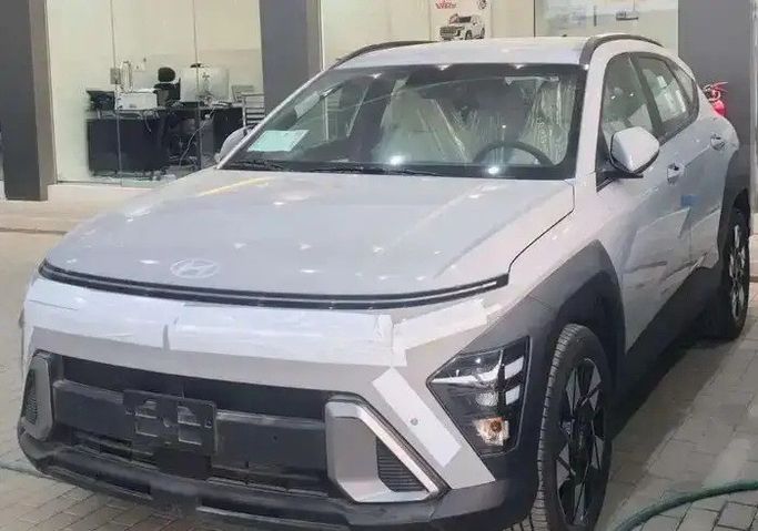 جديدة Hyundai Kona II (SX2), 2.0 l, 2026 في في المملكة العربية السعودية, مكة المكرمة من Rowad Al Eatemad رواد الإعتماد للسيارات، اللون فضي.  | AUTO.AE | إعلان #271053