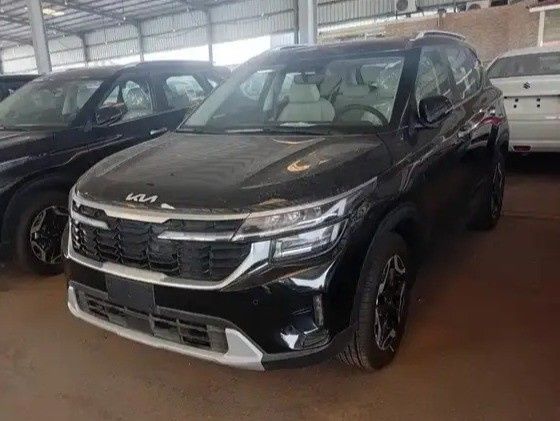 جديدة Kia Seltos أنا فيس ليفت, 1.5 l, 2025 في في المملكة العربية السعودية, مكة المكرمة من Rowad Al Eatemad رواد الإعتماد للسيارات، اللون أسود.  | AUTO.AE | إعلان #270989