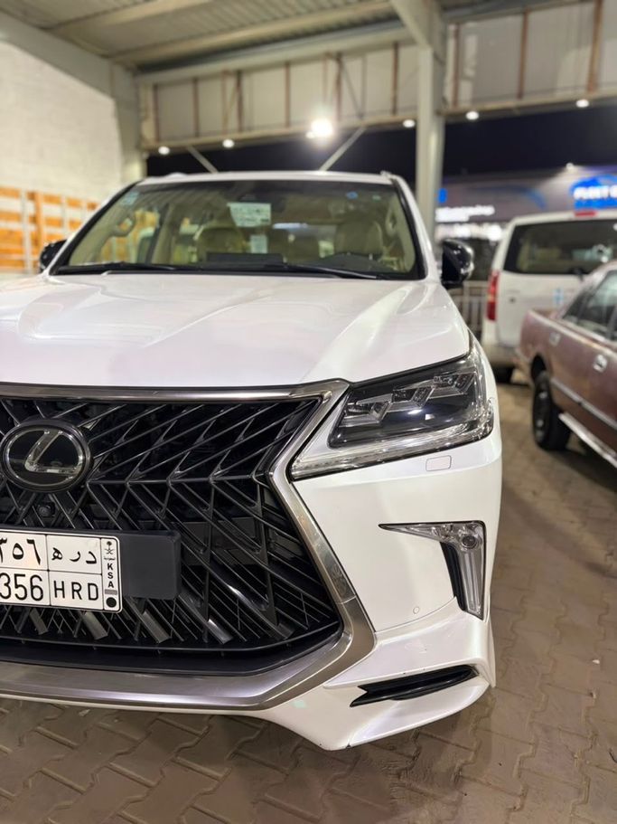 مستعملة Lexus LX 570 ثالثاً فيس ليفت 2, 5.7 l, 2020 في في المملكة العربية السعودية, مكة المكرمة من Al Mahmoudi Cars معرض المحمودي للسيارات، اللون أبيض. أخرى | AUTO.AE | إعلان #269081