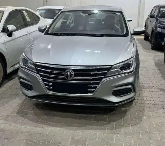 Новый MG 5 (GT) I Рестайлинг, 1.5 л, 2025 в Саудовская Аравия, Мекка от Rowad Al Eatemad رواد الإعتماد للسيارات Серебристый цвет.  | AUTO.AE | Объявление #270732