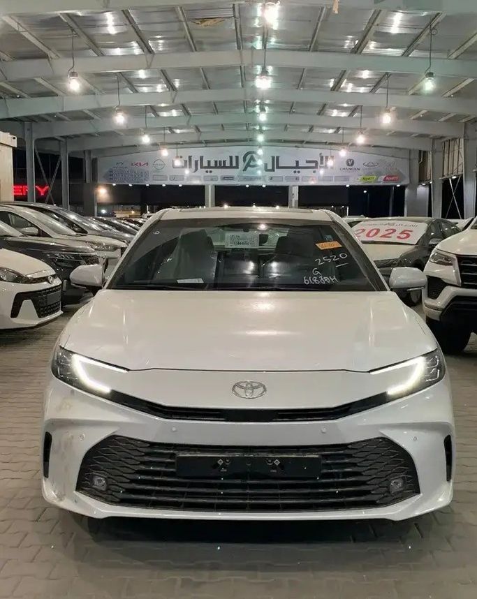New Toyota Camry IX (XV80), 2.5 l, 2025 in Saudi Arabia, Mecca by Alajyal Cars الأجيال للسيارات, White color.  | AUTO.AE | Listing #270562