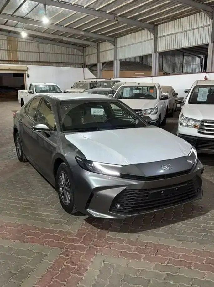 جديدة Toyota Camry التاسع (XV80), 2.5 l, 2026 في في المملكة العربية السعودية, مكة المكرمة من Rowad Al Eatemad رواد الإعتماد للسيارات، اللون رمادي.  | AUTO.AE | إعلان #270974