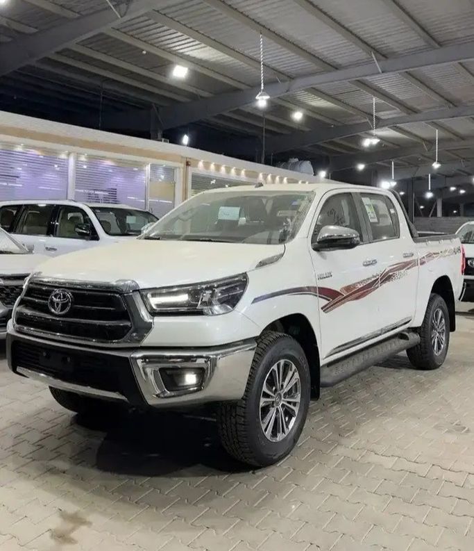 Новый Toyota Hilux VIII Рестайлинг, 2.7 л, 2026 в Саудовская Аравия, Мекка от Nokhbat Al Jazeera Cars نخبة الجزيرة للسيارات Белый цвет.  | AUTO.AE | Объявление #270580
