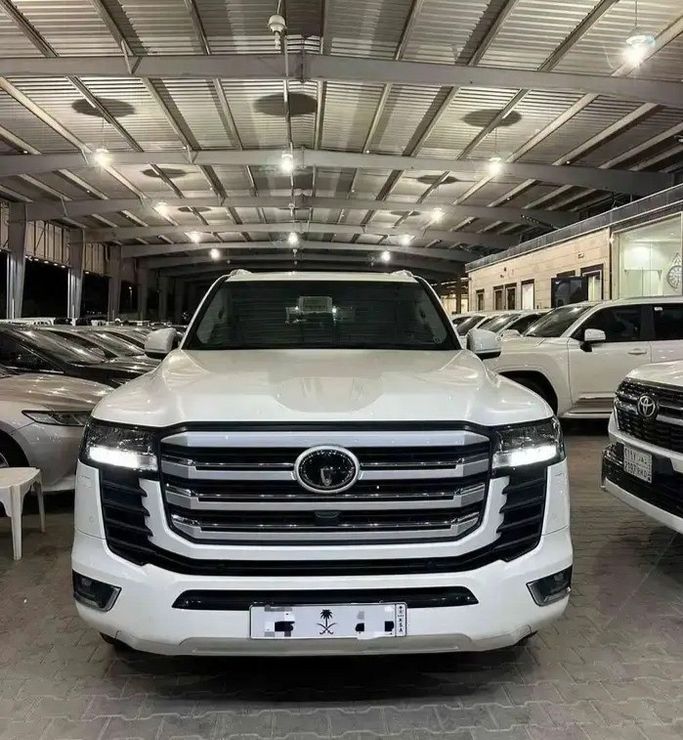 مستعملة Toyota Land Cruiser Twin Turbo السلسلة 300, 3.5 l, 2023 في في المملكة العربية السعودية, مكة المكرمة من Abu Wafi Cars معرض الطليعة ابو وافي للسيارات، اللون أبيض.  | AUTO.AE | إعلان #270582
