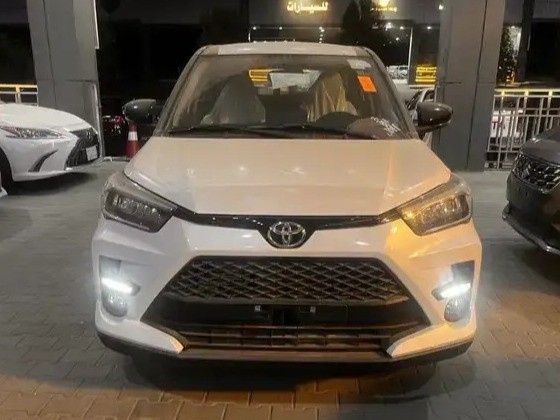 Новый Toyota Raize I, 1.0 л, 2026 в Саудовская Аравия, Мекка от Rowad Al Eatemad رواد الإعتماد للسيارات Белый цвет.  | AUTO.AE | Объявление #270875