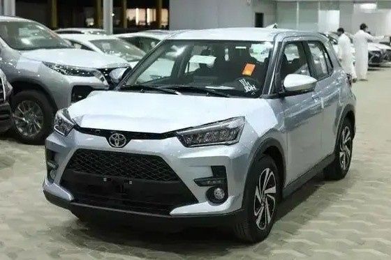 Новый Toyota Raize I, 1.0 л, 2026 в Саудовская Аравия, Мекка от Rowad Al Eatemad رواد الإعتماد للسيارات Серебристый цвет.  | AUTO.AE | Объявление #270879