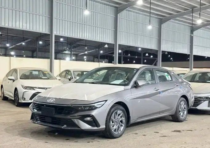 جديدة Hyundai Elantra عملية فيس ليفت VII (CN7), 1.6 l, 2026 في في المملكة العربية السعودية, المدينة المنورة من Faisal Al Tamayoz Cars معرض فيضل التميز للسيارات، اللون فضي. مواصفات الخليج | AUTO.AE | إعلان #269346