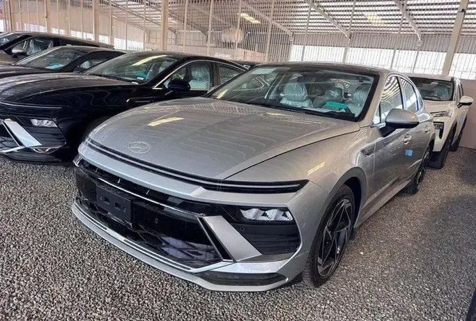 جديدة Hyundai Sonata عملية فيس ليفت VIII (DN8), 2.5 l, 2026 في في المملكة العربية السعودية, المدينة المنورة من Al Afkham Cars معرض الأفخم للسيارات، اللون فضي. أخرى | AUTO.AE | إعلان #272213