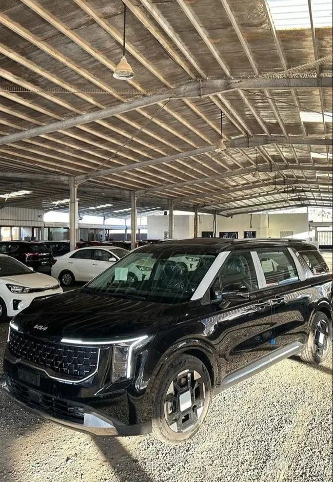Новый Kia Carnival IV Рестайлинг, 3.5 л, 2025 в Саудовская Аравия, Медина от Saqr Al Harthi Cars معرض صقر الحارثي للسيارات Черный цвет.  | AUTO.AE | Объявление #269485