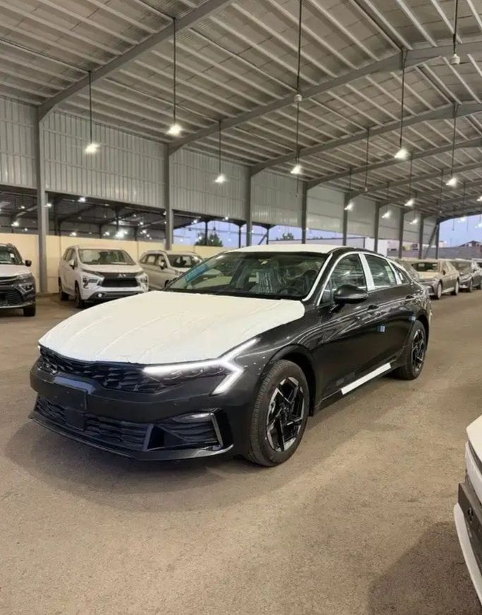جديدة Kia K5 ثالثاً فيس ليفت, 2.0 l, 2026 في في المملكة العربية السعودية, المدينة المنورة من Faisal Al Tamayoz Cars معرض فيضل التميز للسيارات، اللون أسود. مواصفات الخليج | AUTO.AE | إعلان #269408