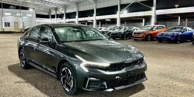 جديدة Kia K5 ثالثاً فيس ليفت, 2.5 l, 2026 في في المملكة العربية السعودية, المدينة المنورة من Saqr Al Harthi Cars معرض صقر الحارثي للسيارات، اللون رمادي.  | AUTO.AE | إعلان #269522