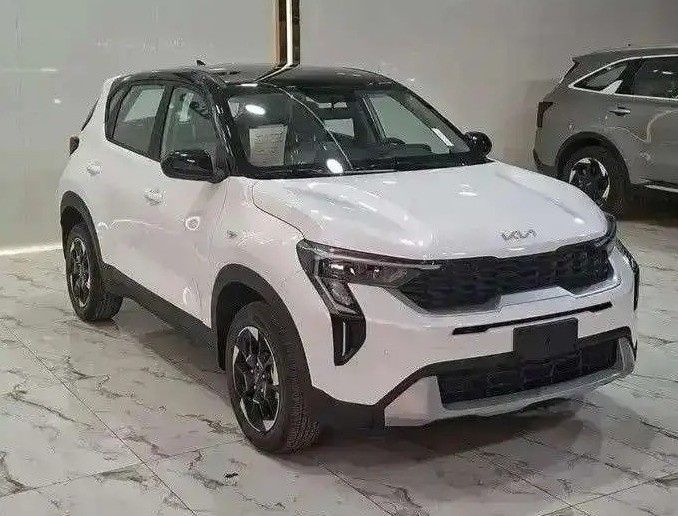 جديدة Kia Sonet أنا فيس ليفت, 1.0 l, 2026 في في المملكة العربية السعودية, المدينة المنورة من Saqr Al Harthi Cars معرض صقر الحارثي للسيارات، اللون أبيض.  | AUTO.AE | إعلان #269523