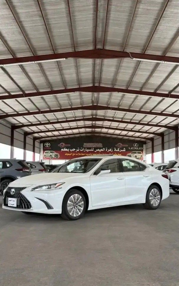 جديدة Lexus ES 250 فيس ليفت السابع, 2.5 l, 2025 في في المملكة العربية السعودية, المدينة المنورة من Zahrat Al Eis شركة زهرة العيص للسيارات، اللون أبيض. مواصفات الخليج | AUTO.AE | إعلان #268021