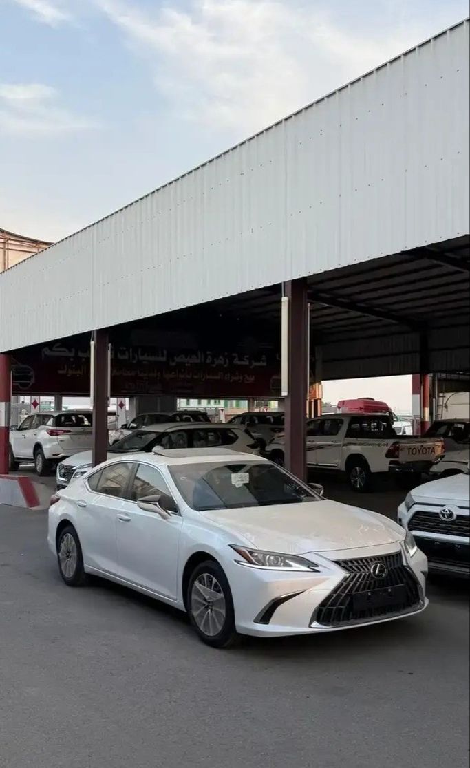 New Lexus ES 250 VII (XZ10) Facelift, 2.5 l, 2025 in Saudi Arabia, Medina by Zahrat Al Eis شركة زهرة العيص للسيارات, White color. GCC Specs | AUTO.AE | Listing #268175