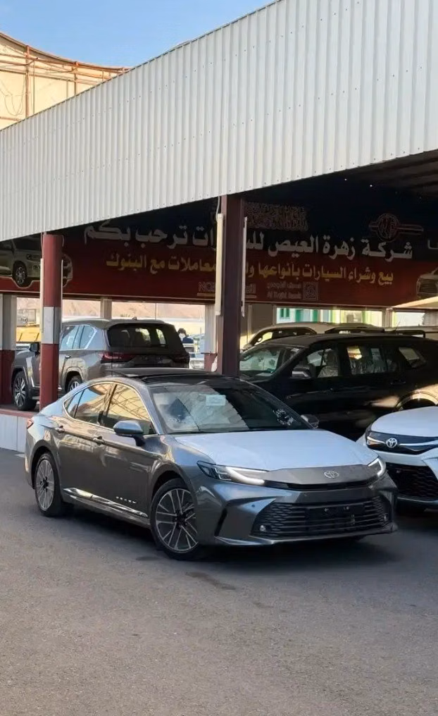 جديدة Toyota Camry التاسع (XV80), 2.5 l, 2026 في في المملكة العربية السعودية, المدينة المنورة من Zahrat Al Eis شركة زهرة العيص للسيارات، اللون فضي. مواصفات الخليج | AUTO.AE | إعلان #268190