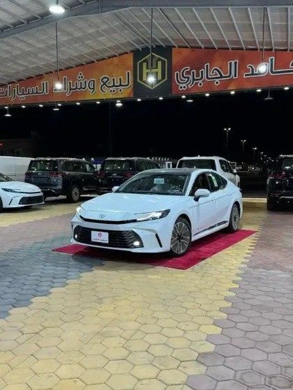 جديدة Toyota Camry التاسع (XV80), 2.5 l, 2026 في في المملكة العربية السعودية, المدينة المنورة من Hamed Al Jabri Cars مؤسسة حامد الجابري للسيارت، اللون أبيض.  | AUTO.AE | إعلان #268544