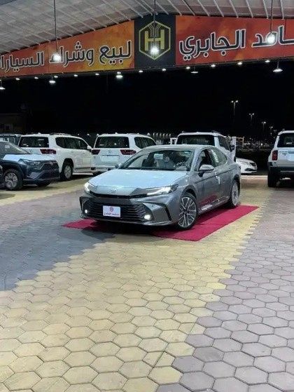 جديدة Toyota Camry التاسع (XV80), 2.5 l, 2026 في في المملكة العربية السعودية, المدينة المنورة من Hamed Al Jabri Cars مؤسسة حامد الجابري للسيارت، اللون رمادي.  | AUTO.AE | إعلان #268546