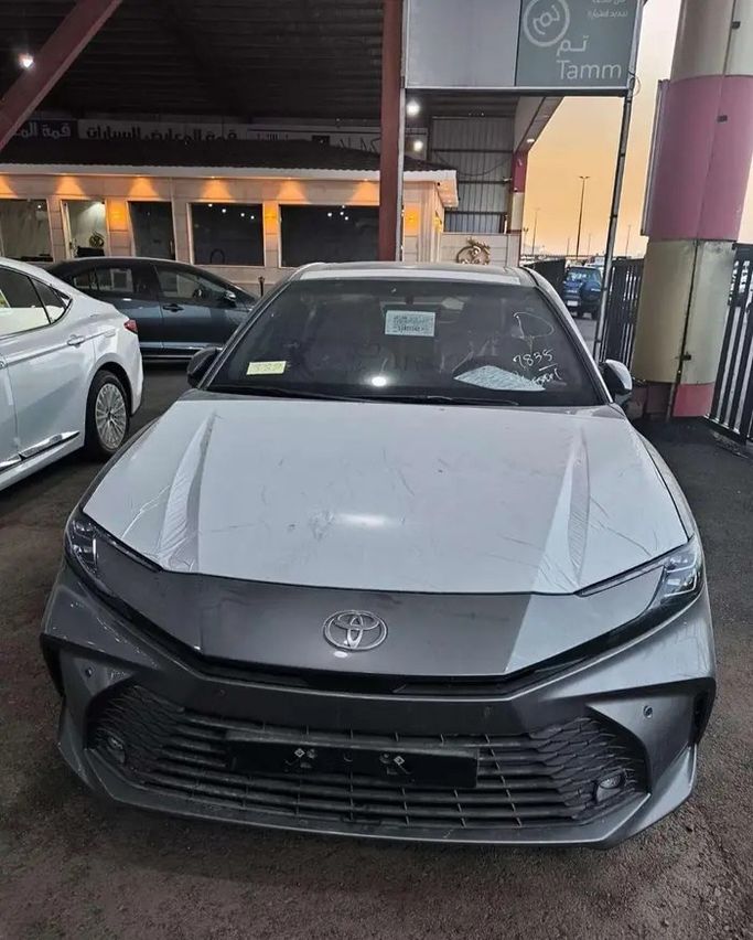 جديدة Toyota Camry التاسع (XV80), 2.5 l, 2025 في في المملكة العربية السعودية, المدينة المنورة من Qimmat Al Ma'arid  شركة قمة المعارض للسيارات، اللون رمادي. أخرى | AUTO.AE | إعلان #268800