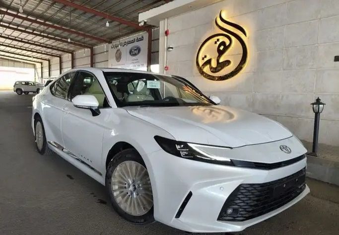 جديدة Toyota Camry التاسع (XV80), 2.5 l, 2025 في في المملكة العربية السعودية, المدينة المنورة من Qimmat Al Ma'arid  شركة قمة المعارض للسيارات، اللون أبيض. أخرى | AUTO.AE | إعلان #268804